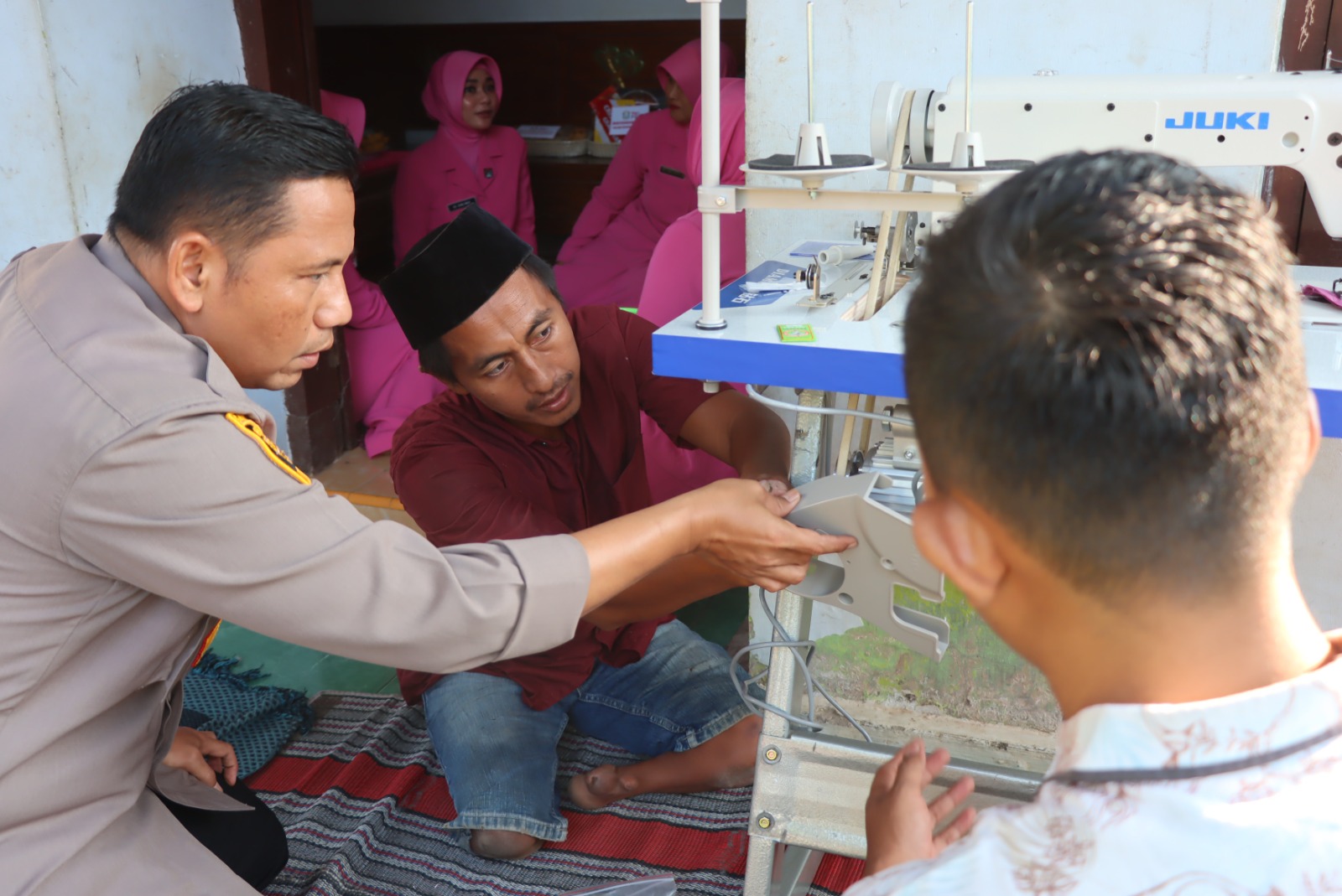 Kapolres Bantuan Mesin Jahit Untuk Kang Sulhan, Penjual Bantal Keliling
