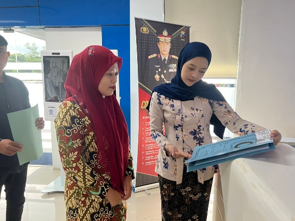 Memperingati Hari Kartini  Satpas Prototype Polres Malang Kenakan Kebaya Nusantara